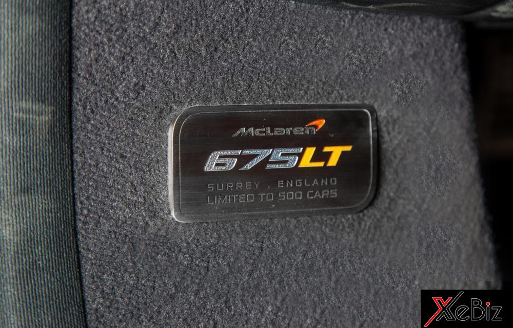 Tấm huy hiệu để nhận biết đây là phiên bản giới hạn và mạnh hơn của McLaren 650S được đặt bên hông thhàn cửa. Chữ LT được viết tắt từ Long Tail.