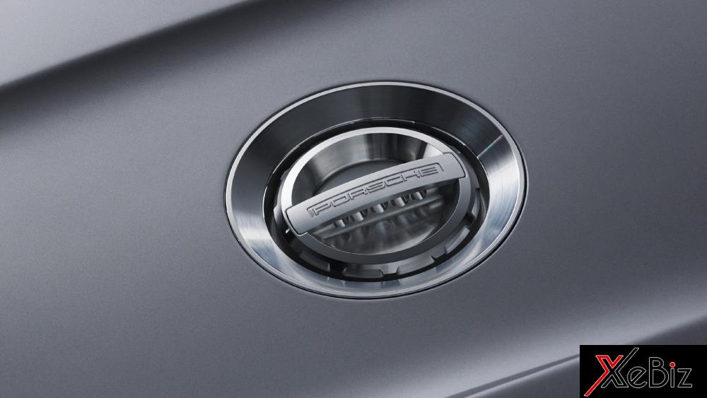 Nắp bình xăng nằm giữa nắp capô Nắp bình xăng nằm giữa nắp capô