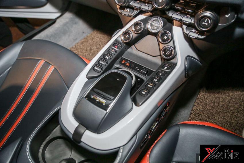 Cụm điều khiển trung tâm của Aston Martin V8 Vantage 2018 Cụm điều khiển trung tâm của Aston Martin V8 Vantage 2018