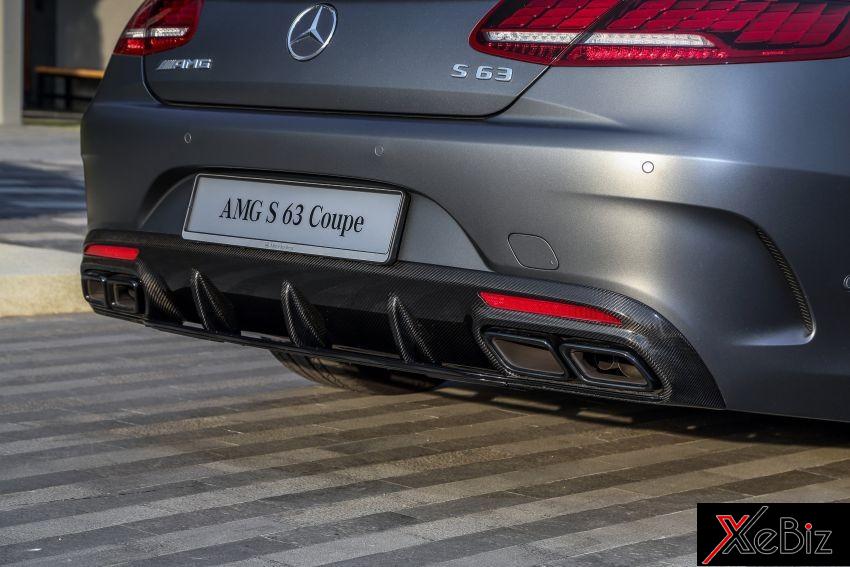 Bộ khuếch tán bằng sợi carbon và cặp ống xả kép thể thao của AMG mang đến âm thanh ấn tượng hơn cho Mercedes-AMG S63 Yellow Night Edition Bộ khuếch tán bằng sợi carbon và cặp ống xả kép thể thao của AMG mang đến âm thanh ấn tượng hơn cho Mercedes-AMG S63 Yellow Night Edition