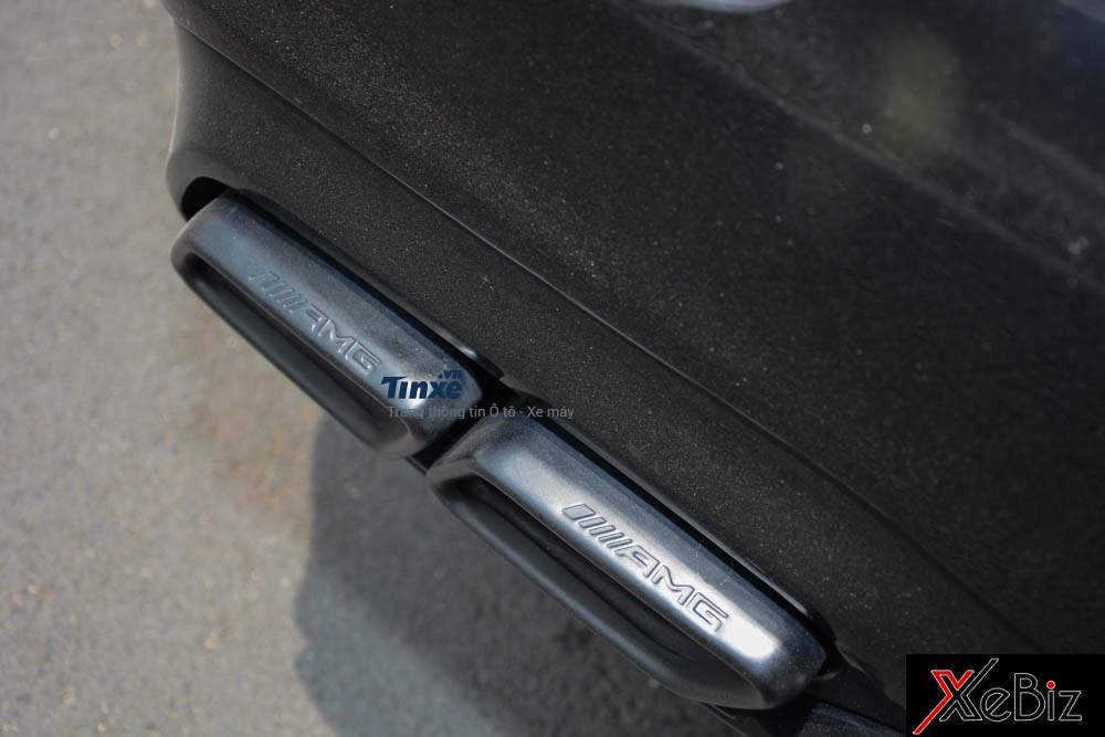 Ngoài cản va sau của bản hiệu suất cao E63 S, chiếc Mercedes-Benz E300 AMG còn được trang bị thêm chụp ống xả của AMG. Ngoài cản va sau của bản hiệu suất cao E63 S, chiếc Mercedes-Benz E300 AMG còn được trang bị thêm chụp ống xả của AMG.