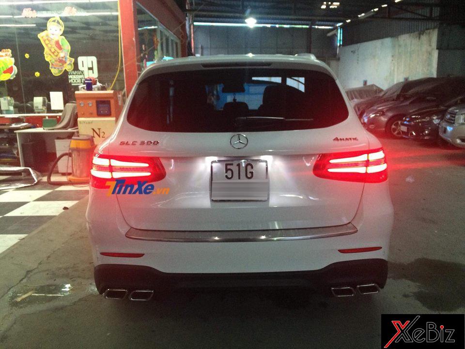 Vòng ra phía đuôi xe, thay đổi lớn nhất của chiếc Mercedes-Benz GLC300 4Matic chính là bộ cản va sau cùng chụp ống xả kép mạ crôm tương tự như phiên bản Mercedes-AMG GLC63