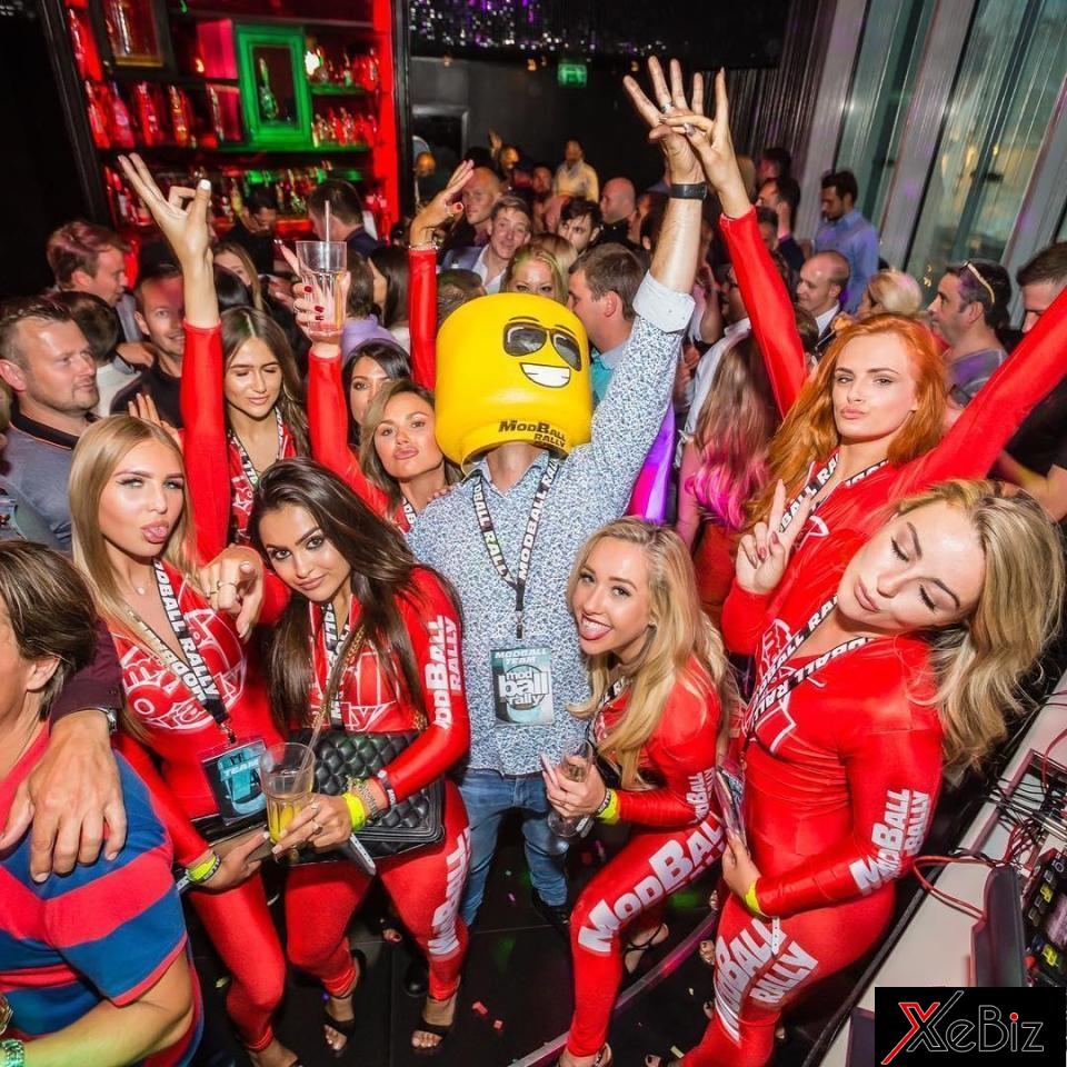 Các thành viên ModBall Rally tiệc tùng cùng những cô gái nóng bỏng