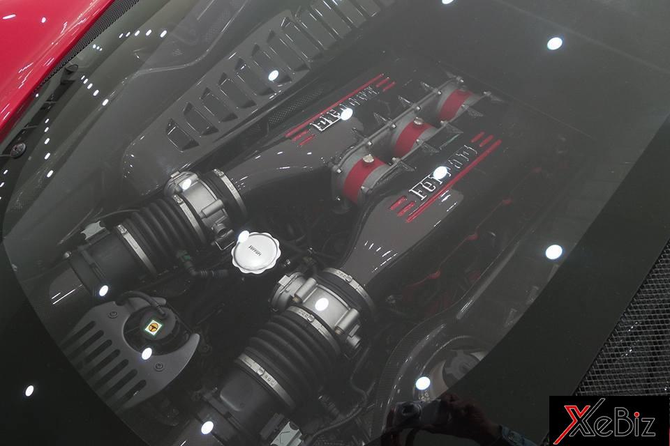 Không chỉ giảm trọng lượng cho siêu xe Ferrari 458 Speciale, hãng siêu xe Ý còn tinh chỉnh lại khối động cơ V8, dung tích 4.5 lít