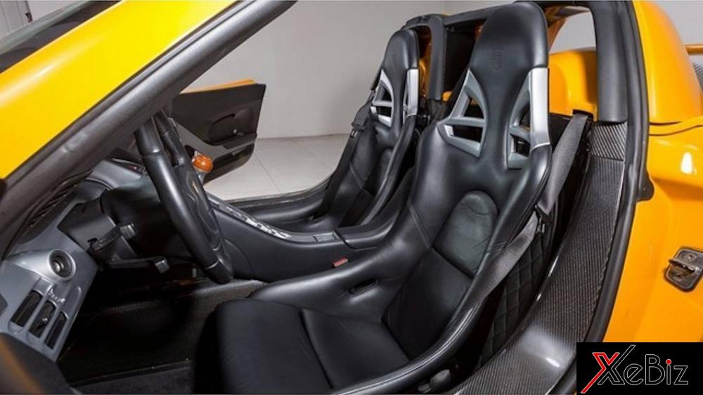 nội thất bọc da màu đen cùng nhiều chi tiết bằng nhôm và có cả sự hiện diện của sợi carbon