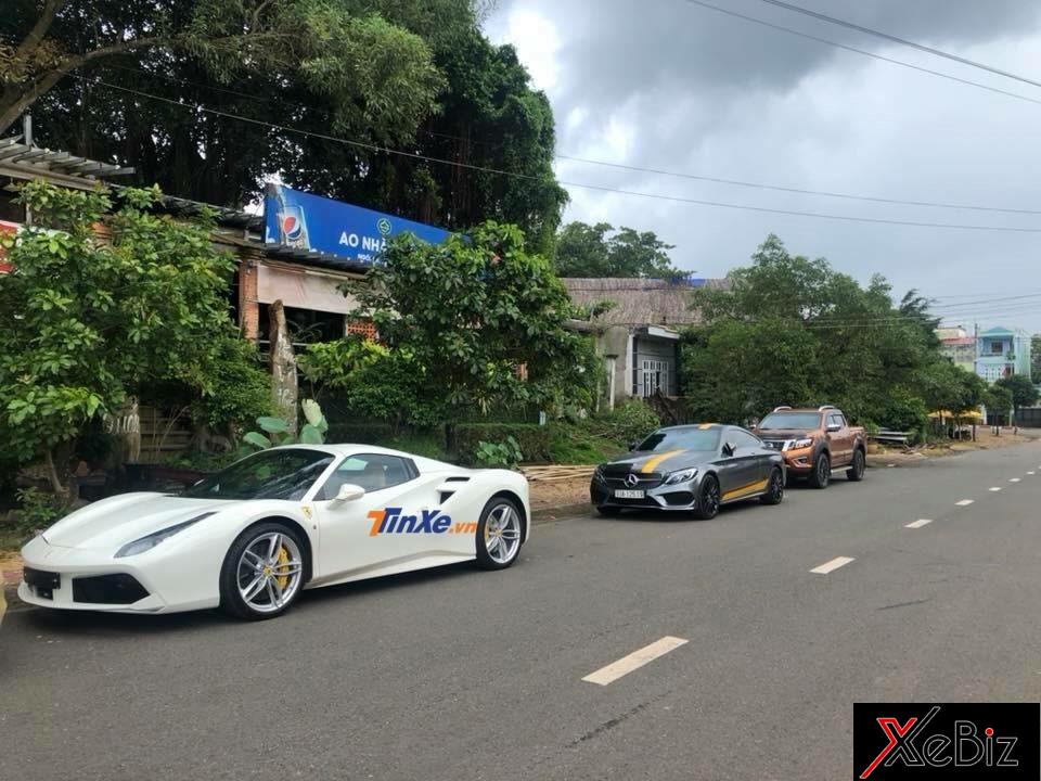 Khác với 2 chiếc trước đó mang màu xanh dương và đỏ, siêu xe mui trần tại Bình Phước có ngoại thất sơn màu trắng với điểm nhấn như cùm phanh màu vàng nổi bật