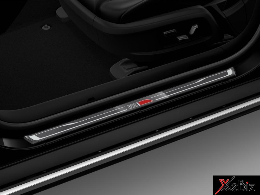 Logo 60 trên ốp bậc cửa của Hồng Kỳ H7 60th Anniversary Edition