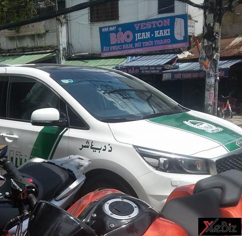  Chiếc xe Grand Sedona khá nổi bật trên phố sau khi khoác 