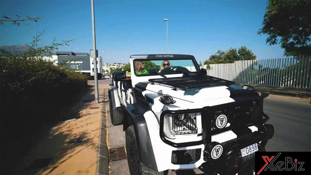 Màu sơn nửa tối, nửa sáng của chiếc Mercedes-Benz G500 4x4² vẫn được giữ lại Màu sơn nửa tối, nửa sáng của chiếc Mercedes-Benz G500 4x4² vẫn được giữ lại