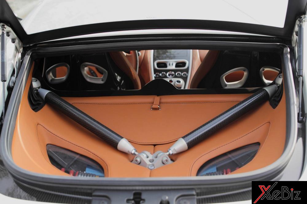  Cùng nhiều chi tiết bằng sợi carbon như thành cửa, bảng điều khiển trung tâm, mặt lưng ghế và các thanh chống lật.