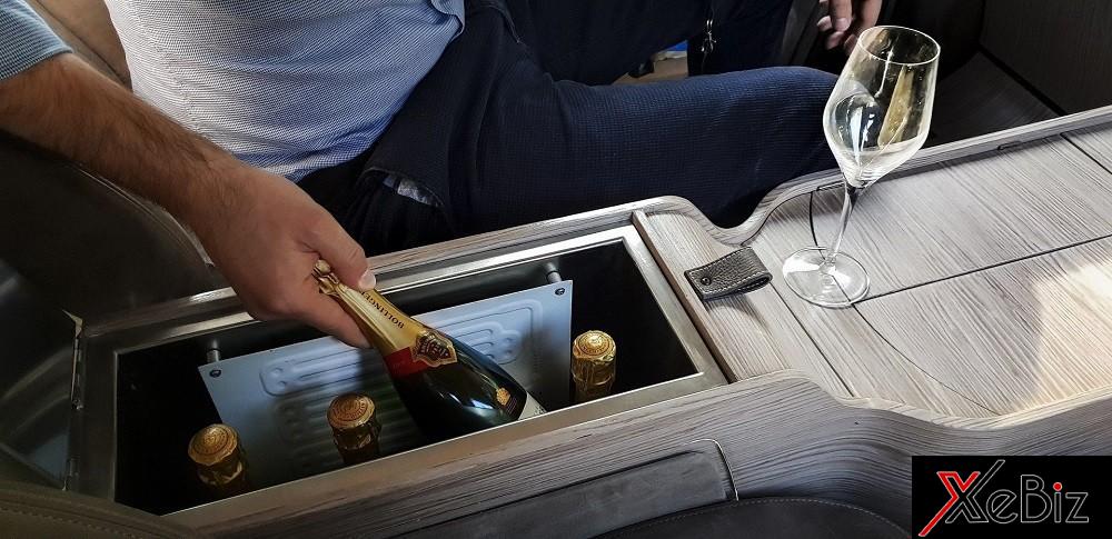 Ngăn lạnh chứa vài chai champagne