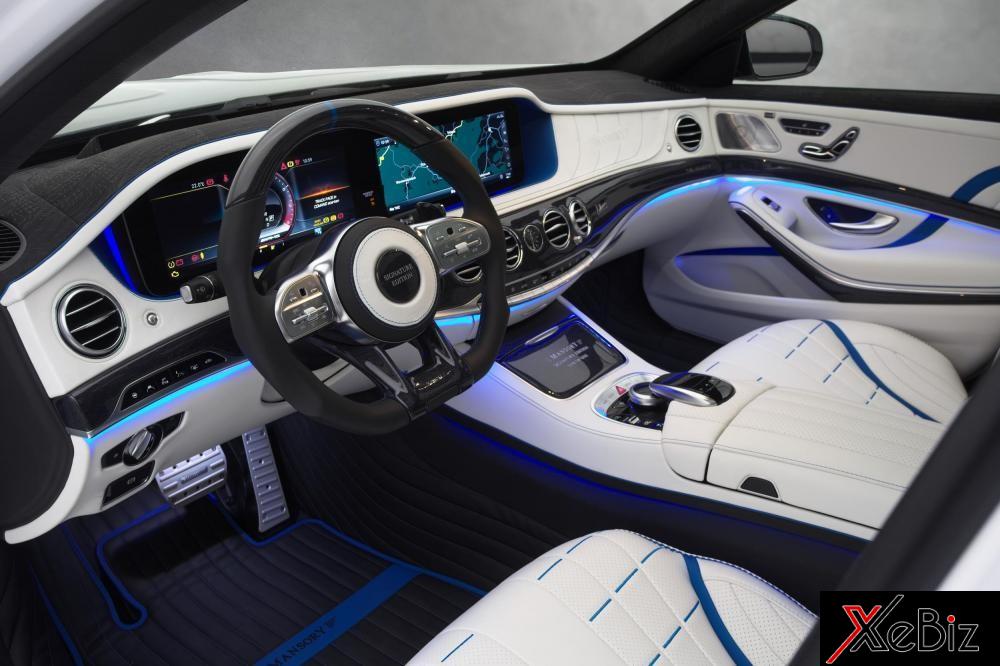 Tiến vào bên trong khoang lái, hãng độ Đức trang bị cho Mercedes-AMG S63 Signature Edition vô lăng mới, các bàn đạp bằng nhôm, thảm sàn da, logo thêu tỉ mỉ và cấu hình da bọc màu xanh dương-trắng trên các ghế ngồi và tấm cửa. Tiến vào bên trong khoang lái, hãng độ Đức trang bị cho Mercedes-AMG S63 Signature Edition vô lăng mới, các bàn đạp bằng nhôm, thảm sàn da, logo thêu tỉ mỉ và cấu hình da bọc màu xanh dương-trắng trên các ghế ngồi và tấm cửa.