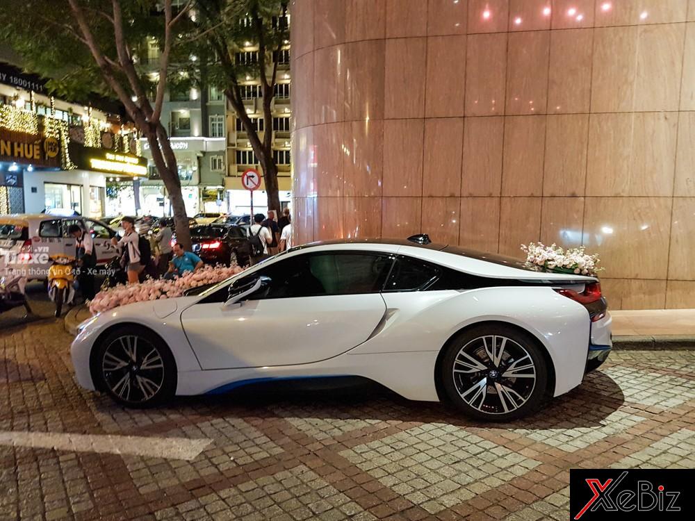BMW i8 sở hữu động cơ 3 xy lanh, dung tích 1.5 lít, TwinPower Turbo, sản sinh công suất tối đa 231 mã lực và mô-men xoắn cực đại 320 Nm. 