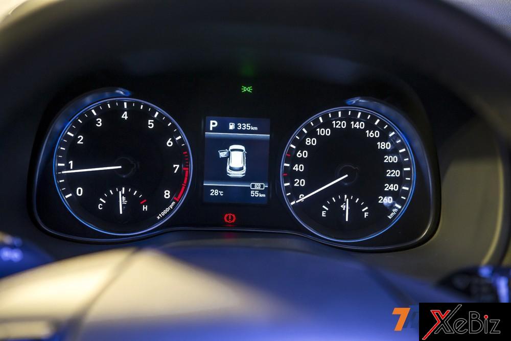 Phía sau vô-lăng là đồng hồ hiển thị trung tâm với 2 đồng hồ cơ và một màn hình điện tử hiện thị đa thông tin. Đây là thiết kế khá quen thuộc của dòng xe crossover cỡ nhỏ hạng phổ thông hiện nay.