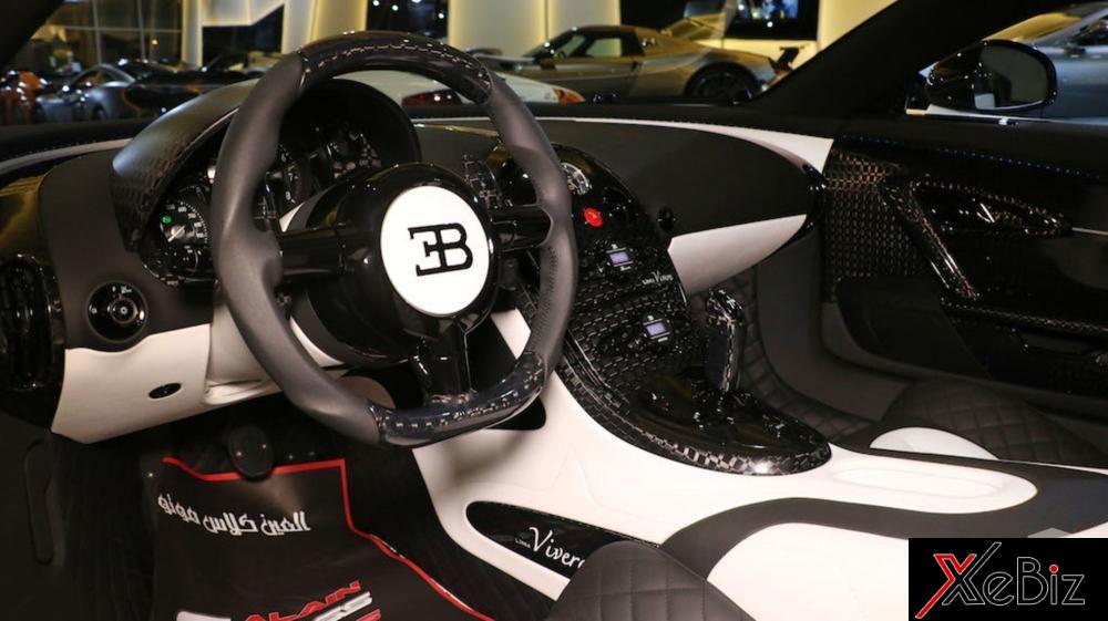 Có thể thấy, nhiều chi tiết bên trong khoang lái Bugatti Veyron Linea Vivere độ Mansory&nbsp;được bọc sợi carbon siêu nhẹ như nửa thân trên và dưới của vô-lăng, bảng táp-lô và&nbsp;đồng hồ, thành cửa xe và cả cần số