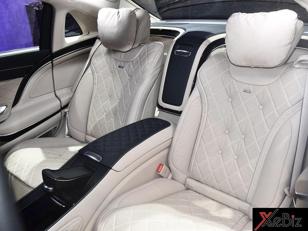 Tương tự hàng ghế trước, 2 ghế thương gia sau cũng được bọc da khâu trần trám và tách riêng bằng cụm điều khiển trung tâm Tương tự hàng ghế trước, 2 ghế thương gia sau cũng được bọc da khâu trần trám và tách riêng bằng cụm điều khiển trung tâm