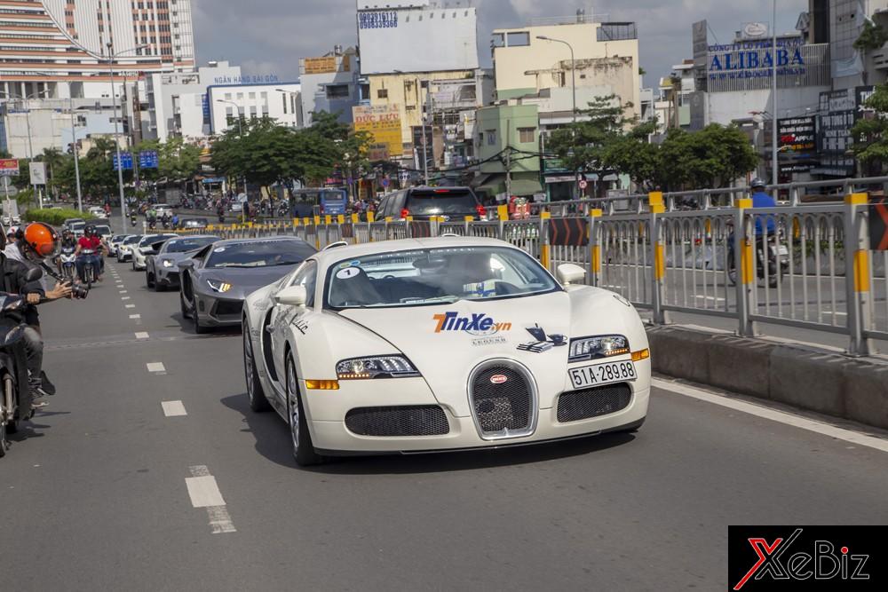 Bugatti Veyron tham dự hành trình siêu xe xuyên Việt của Chủ tịch Trung Nguyên sở hữu khối động cơ 16 xy-lanh xếp hình chữ W, dung tích 8 lít, 64 van, 4 trục cam, 4 bộ tăng tăng áp giúp siêu xe này sản sinh công suất tối đa 1.001 mã lực và mô-men xoắn cực đại 1.250 Nm. Bugatti Veyron tham dự hành trình siêu xe xuyên Việt của Chủ tịch Trung Nguyên sở hữu khối động cơ 16 xy-lanh xếp hình chữ W, dung tích 8 lít, 64 van, 4 trục cam, 4 bộ tăng tăng áp giúp siêu xe này sản sinh công suất tối đa 1.001 mã lực và mô-men xoắn cực đại 1.250 Nm.