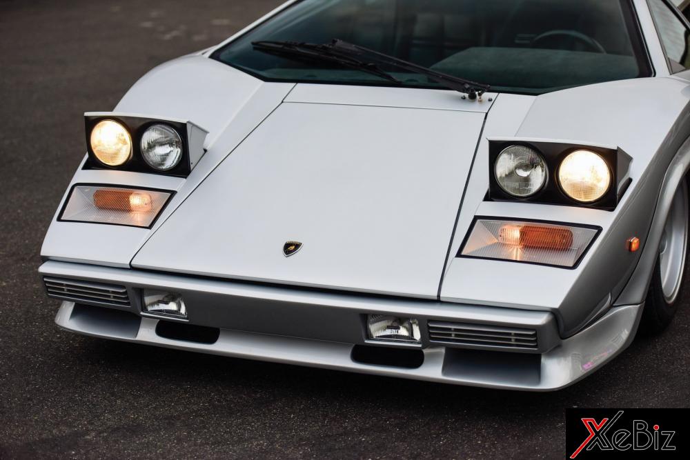 Ngoài thiết kế thể thao và cửa cắt kéo, điểm ấn tượng khác trên Lamborghini Countach có thể kể đến là đèn pha của xe có thể đóng hoặc mở khá cá tính.