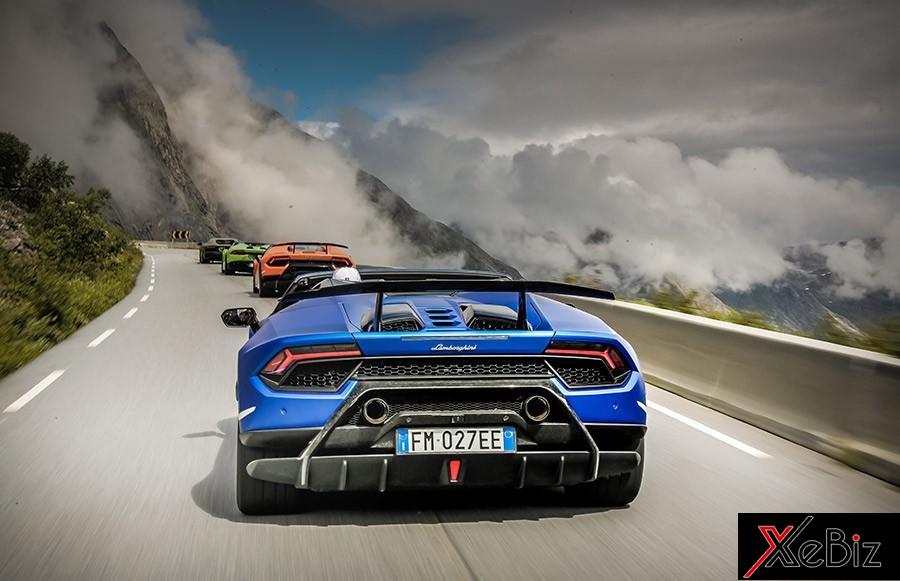 Vượt những con đường đèo với phía trước mặt là mây phủ kín rất lý tưởng