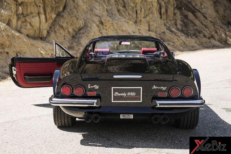 Mui cứng của chiếc Ferrari Dino độ được cất gọn gàng phía sau khi tháo ra