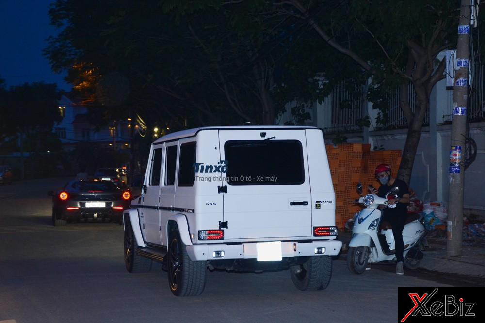 Tầm 18h19 phút, Ferrari 488 GTB màu xám của Cường Đô-la&nbsp;đi cùng với ông vua&nbsp;địa hình Mercedes-Benz G55 AMG màu trắng&nbsp;đến&nbsp;địa&nbsp;điểm tập kết.