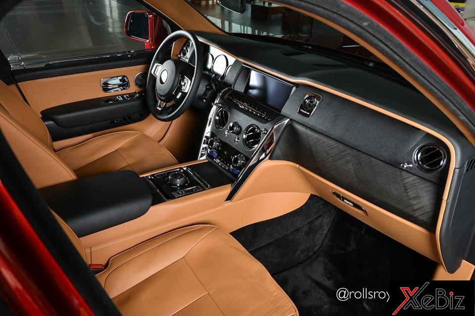 Trước mặt người lái và hành khách ghế phụ là bảng táp-lô bọc vân gỗ đẹp mắt. Chưa dừng lại đó, hãng xe siêu sang Rolls-Royce còn trang bị cho Cullinan bảng đồng hồ kỹ thuật số thế hệ mới và màn hình cảm hứng thiết kế thời thượng