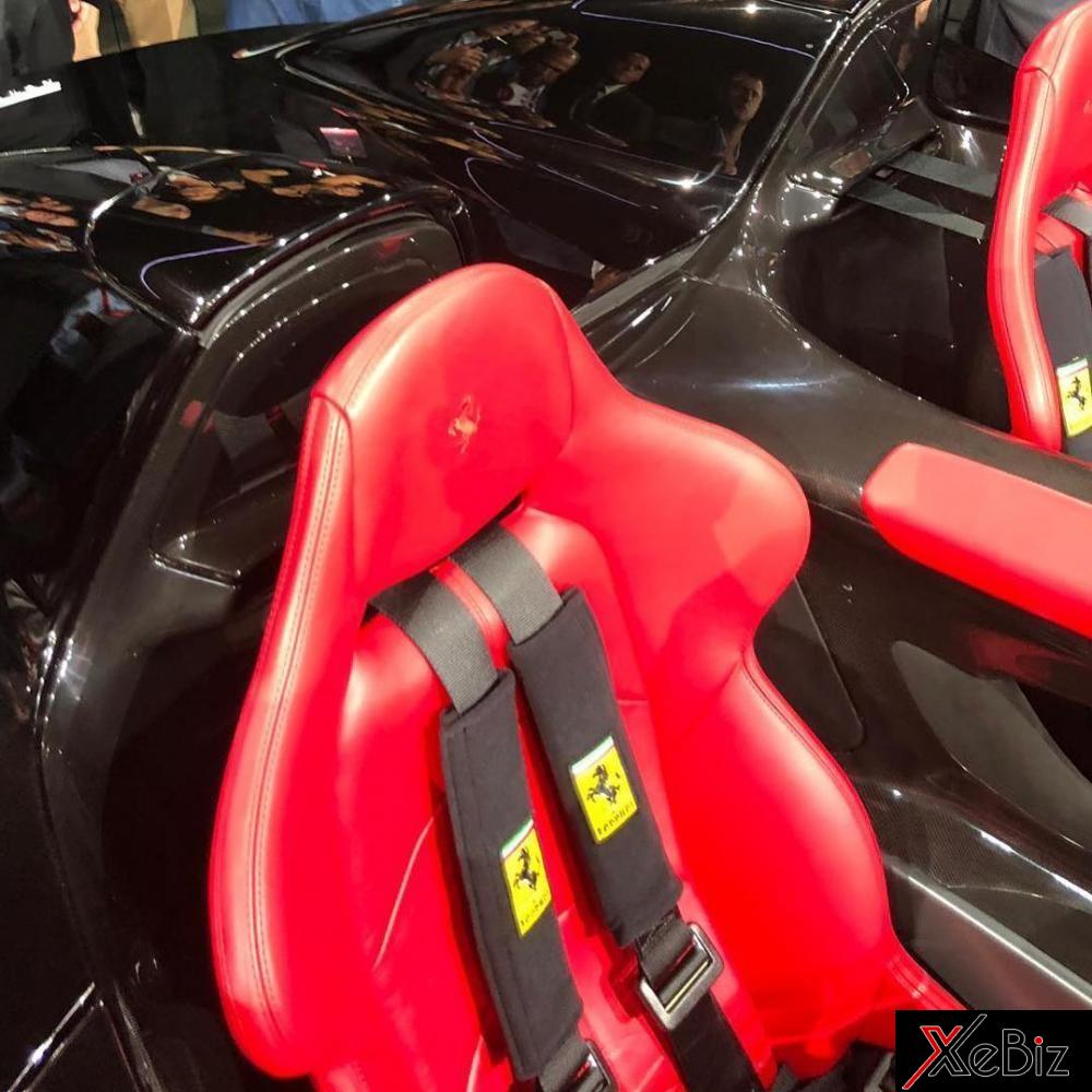 Ghế và dây đai an toàn theo phong cách xe đua của Ferrari Monza SP2