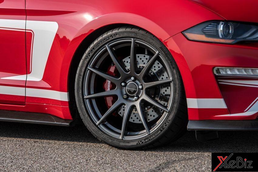 Bánh xe hợp kim 20 inch 9 chấu, bên trong là phanh Brembo đã được cải tiến