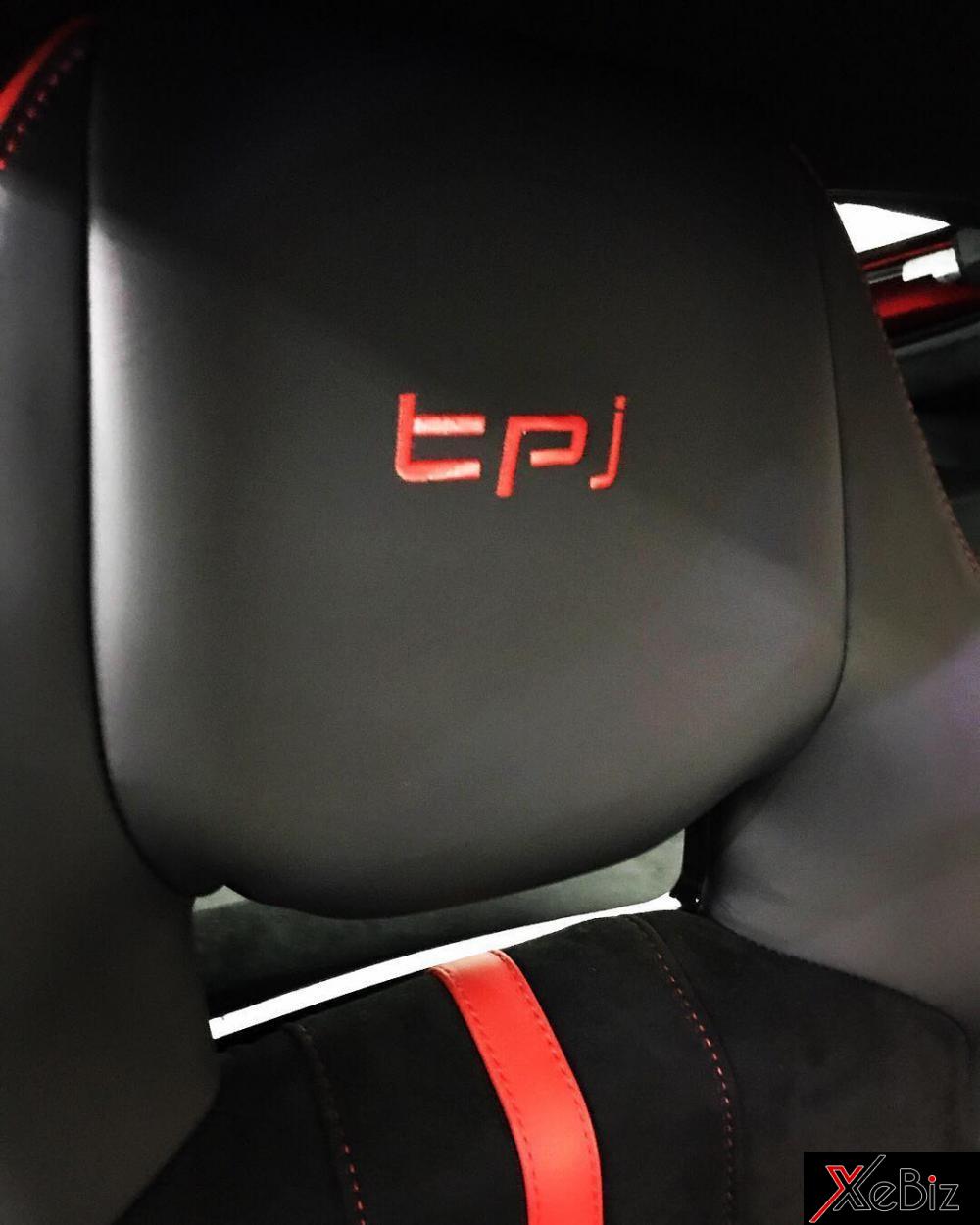 Trên tựa đầu ghế ngồi chiếc siêu xe Ferrari F12tdf còn có ba chữ cái TPJ màu đỏ, đây là viết tắt từ tên hiệu của Tunku Panglima Johor Trên tựa đầu ghế ngồi chiếc siêu xe Ferrari F12tdf còn có ba chữ cái TPJ màu đỏ, đây là viết tắt từ tên hiệu của Tunku Panglima Johor