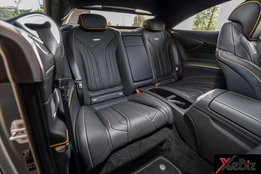 Thiết kế theo kiểu Coupe 2+2 nên 2 hàng ghế sau của Mercedes-AMG S63 Coupe bản nâng cấp 2018 khá chật Thiết kế theo kiểu Coupe 2+2 nên 2 hàng ghế sau của Mercedes-AMG S63 Coupe bản nâng cấp 2018 khá chật