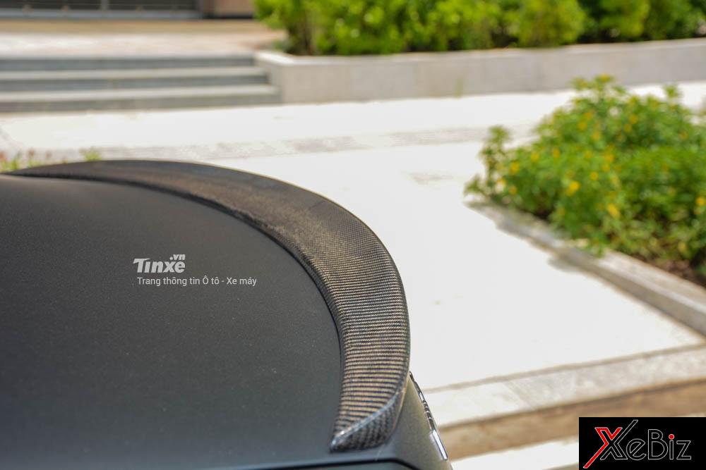Một chi tiết không thể thiếu trên chiếc Mercedes-Benz E63 S xịn chính là đuôi cá bằng sợi carbon cũng xuất hiện trên bản độ Mercedes-Benz E300 AMG này. Một chi tiết không thể thiếu trên chiếc Mercedes-Benz E63 S xịn chính là đuôi cá bằng sợi carbon cũng xuất hiện trên bản độ Mercedes-Benz E300 AMG này.