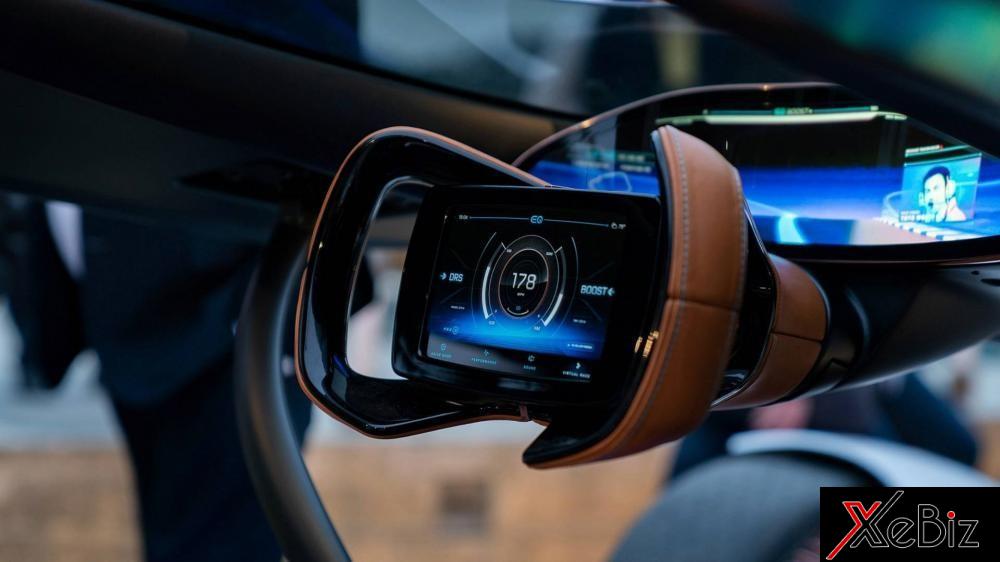 Màn hình cảm ứng trên vô lăng của Mercedes-Benz EQ Silver Arrow 