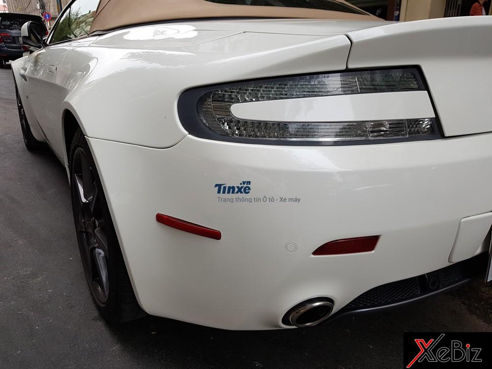 Phần mui vải của&nbsp;Aston Martin V8 Vantage Roadster có thể hoạt&nbsp;động ngay cả khi xe&nbsp;đang chạy