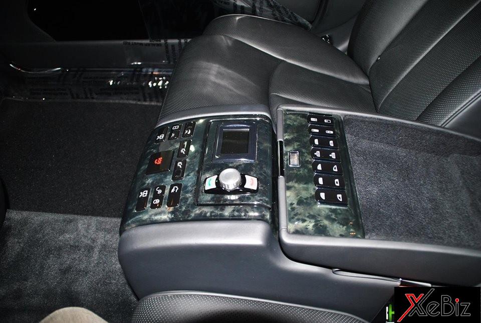 Bảng&nbsp;điều khiển giải trí hàng ghế sau, thành cửa hay trên vách ngăn hàng ghế trước và sau.