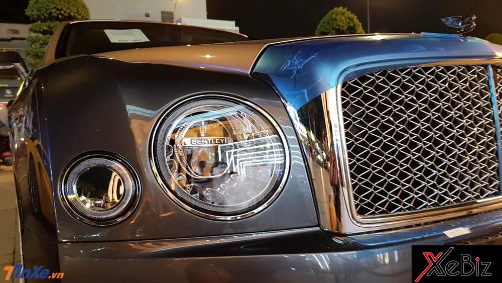 Ngoại hình chiếc xe siêu sang có giá hơn 50 tỷ đồng này còn có các chi tiết được mạ crôm và bằng thép sáng bóng Ngoại hình chiếc xe siêu sang có giá hơn 50 tỷ đồng này còn có các chi tiết được mạ crôm và bằng thép sáng bóng