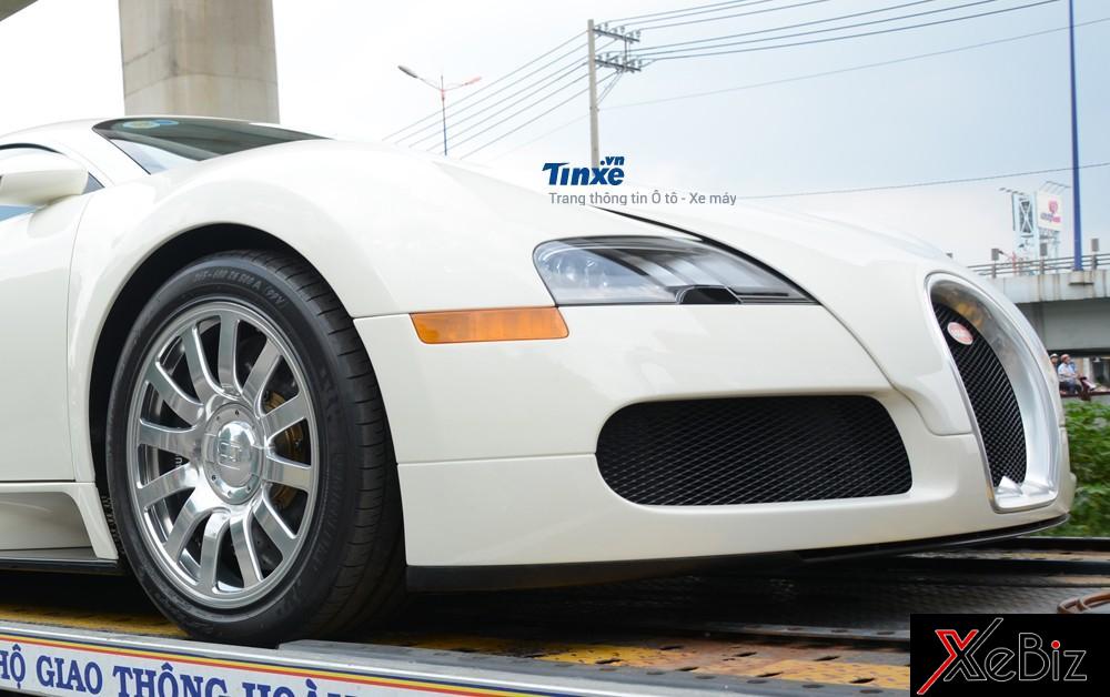 Ngoài bộ áo màu trắng khiến giới chơi xe bất ngờ, siêu phẩm Bugatti Veyron độc nhất Việt Nam còn có một chi tiết khác so với xe nguyên bản chính là đôi mắt mới của phiên bản Super Sport. Đây là 1 trong những dòng xe Bugatti từng giữ kỷ lục nhanh nhất thế giới.