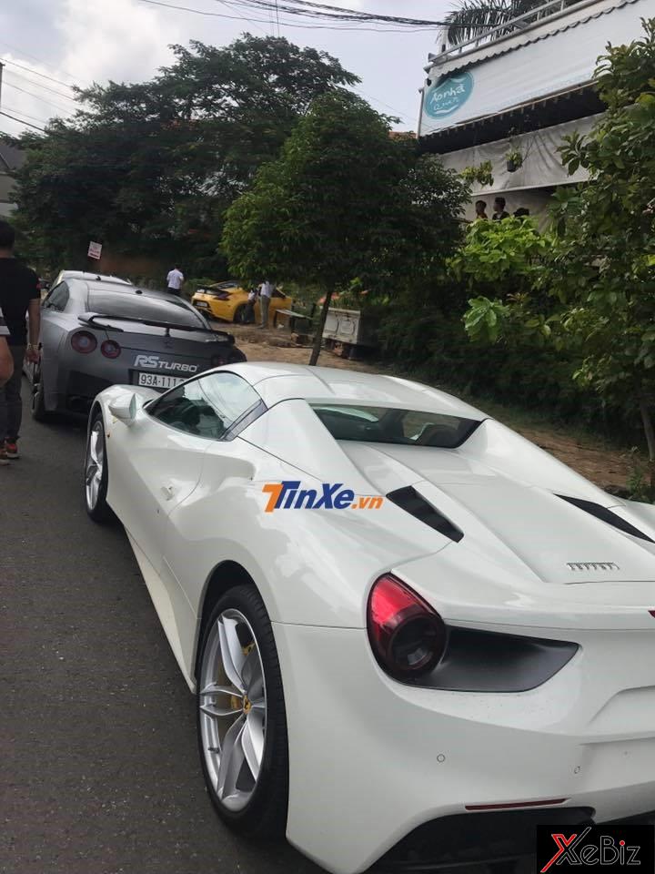 Mui xếp cứng của Ferrari 488 Spider có thể dễ dàng đóng hoặc mở trong thời gian từ 14 đến 16 giây