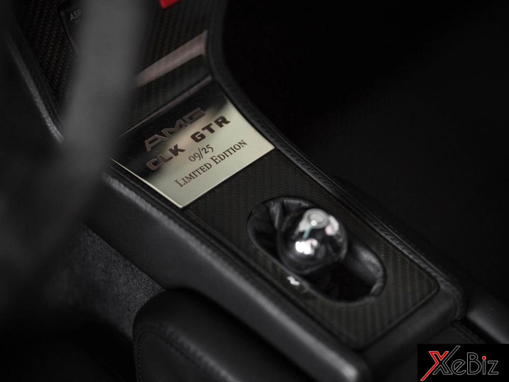 Ở giữa bảng điều khiển trung tâm có huy hiệu 09/25