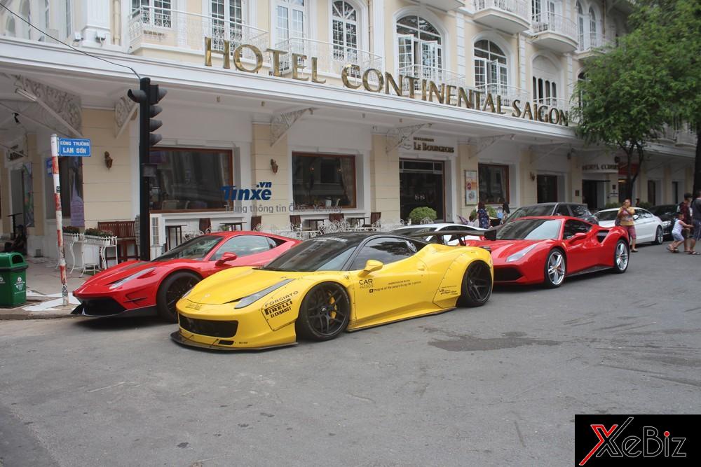 Cặp đôi Ferrari 458 Italia độ khủng tại Việt Nam xếp hàng cạnh nhau trên đường phố Sài thành