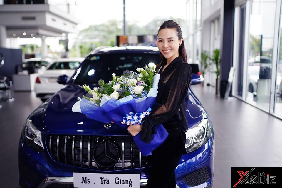 Vào ngày 13/7 vừa qua, Á hậu Trà Giang đã được đại lý Mercedes-Benz Trường Chinh, quận Tân Bình, Tp.HCM bàn giao chiếc Mercedes-Benz GLC 200. Người đẹp từng đạt giải tại cuộc thi hoa hậu Việt thế giới năm 2013 không khỏi xúc động khi đến nhận xe. Vào ngày 13/7 vừa qua, Á hậu Trà Giang đã được đại lý Mercedes-Benz Trường Chinh, quận Tân Bình, Tp.HCM bàn giao chiếc Mercedes-Benz GLC 200. Người đẹp từng đạt giải tại cuộc thi hoa hậu Việt thế giới năm 2013 không khỏi xúc động khi đến nhận xe.