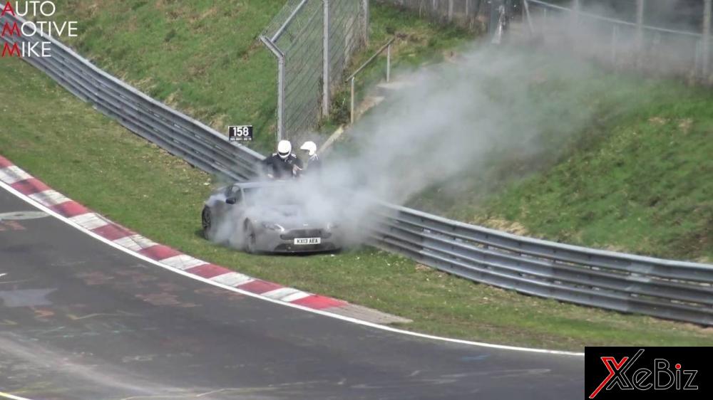 Aston Martin Vantage V12 bốc khói nghi ngút khi chạy thử tại "Địa Ngục Xanh"