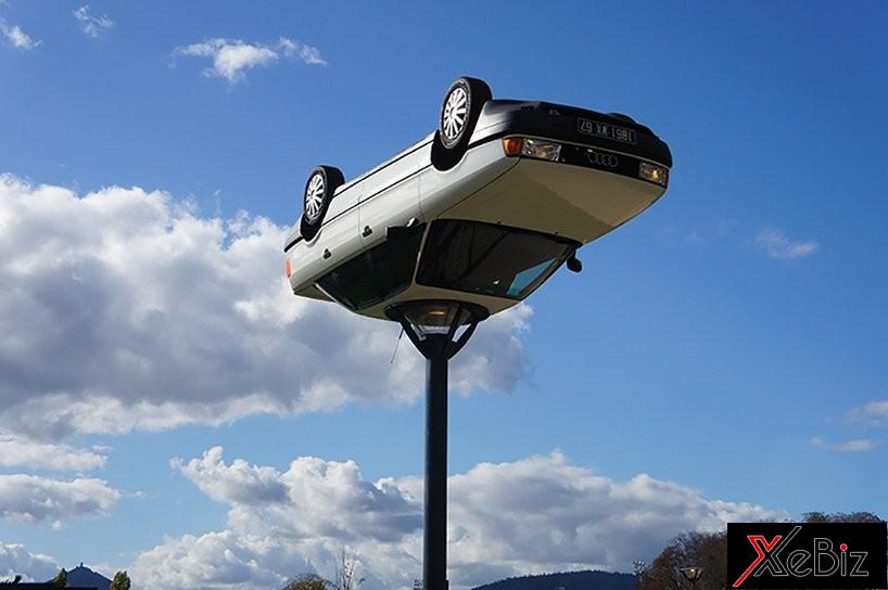 Nghệ sĩ người Pháp tên Benedetto Bufalino từng biến một chiếc Audi cũ thành chụp đèn