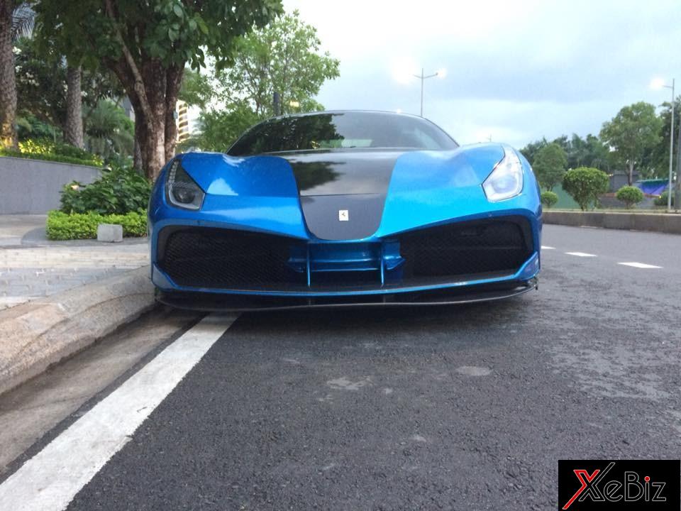 Siêu xe độ Ferrari 488 GTB SVR độc nhất Việt Nam được chủ nhân dán thêm dọc đề-can màu đen trước nắp capô để tạo điểm nhấn. Siêu xe độ Ferrari 488 GTB SVR độc nhất Việt Nam được chủ nhân dán thêm dọc đề-can màu đen trước nắp capô để tạo điểm nhấn.