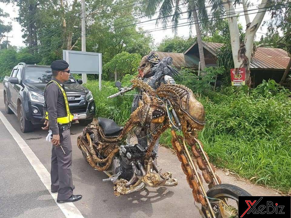 Biker mặc đồ giống Predator bị cảnh sát giao thông sờ gáy Biker mặc đồ giống Predator bị cảnh sát giao thông sờ gáy