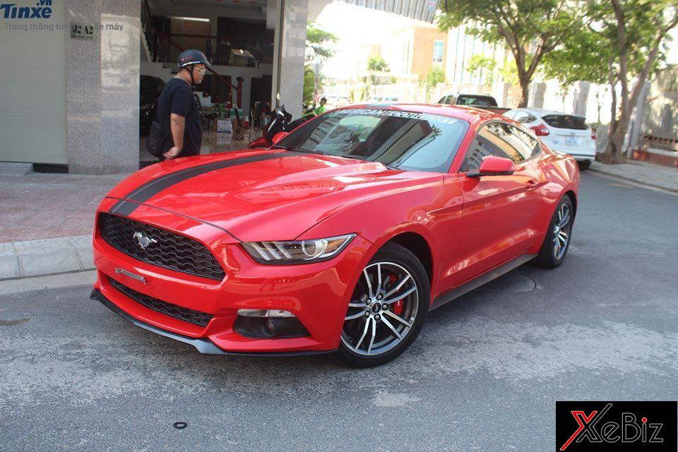Ford Mustang màu đỏ vừa được vận chuyển bằng xe chuyên dụng để bàn giao cho chủ nhân tại Nha Trang trong dịp lễ 30/4
