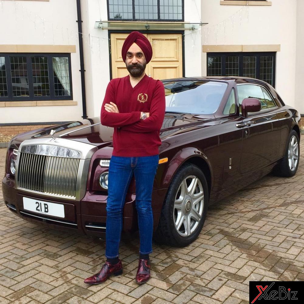 Ông Singh bên chiếc Rolls-Royce Phantom màu đỏ rượu