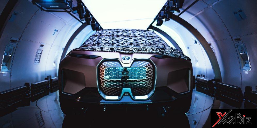 BMW Vision iNext được vén màn trong nhà chứa máy bay ở sân bay JFK