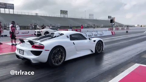 Porsche 918 Spyder do người con điều khiển xuất phát chậm hơn siêu xe LaFerrari của cha