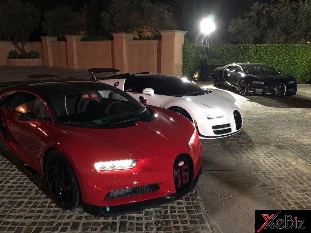 3 chiếc siêu xe Bugatti, bao gồm Chiron Sport (màu đỏ), Veyron (trắng) và Chiron, tại khuôn viên biệt thự