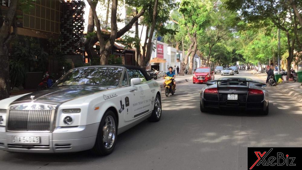Rolls-Royce Phantom Drophead Coupe và Ferrari California T (phía xa) tranh thủ đi đổ xăng. Trong khi đó, chiếc Lamborghini Murcielago LP670-4 SV quay trở về biệt thự của Chủ tịch Trung Nguyên sau khi tiếp nhiên liệu. Rolls-Royce Phantom Drophead Coupe và Ferrari California T (phía xa) tranh thủ đi đổ xăng. Trong khi đó, chiếc Lamborghini Murcielago LP670-4 SV quay trở về biệt thự của Chủ tịch Trung Nguyên sau khi tiếp nhiên liệu.